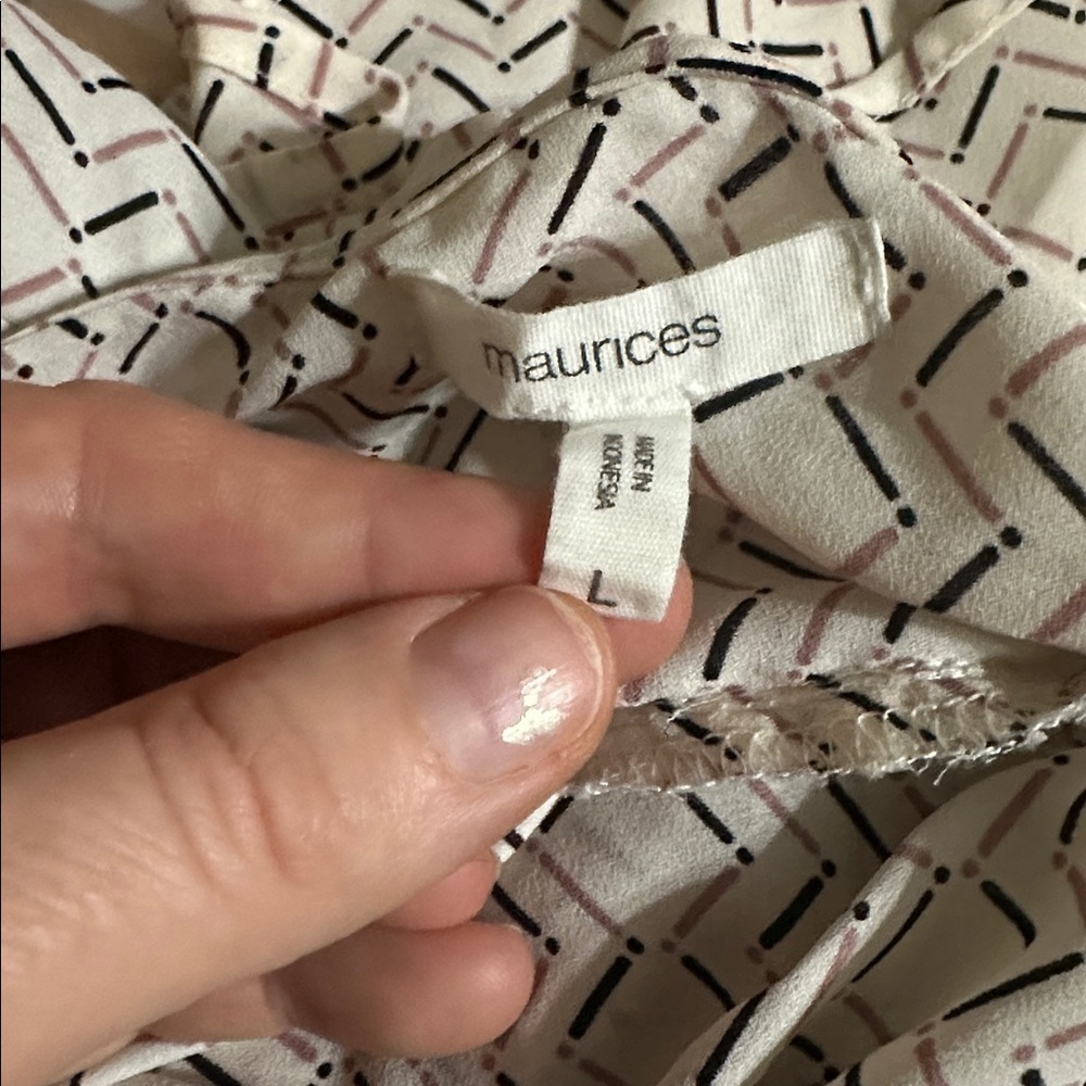 Maurices Women’s Perfect Blouse, Patterned, Roll Tab Sleeves, Large - Picture 5 of 5